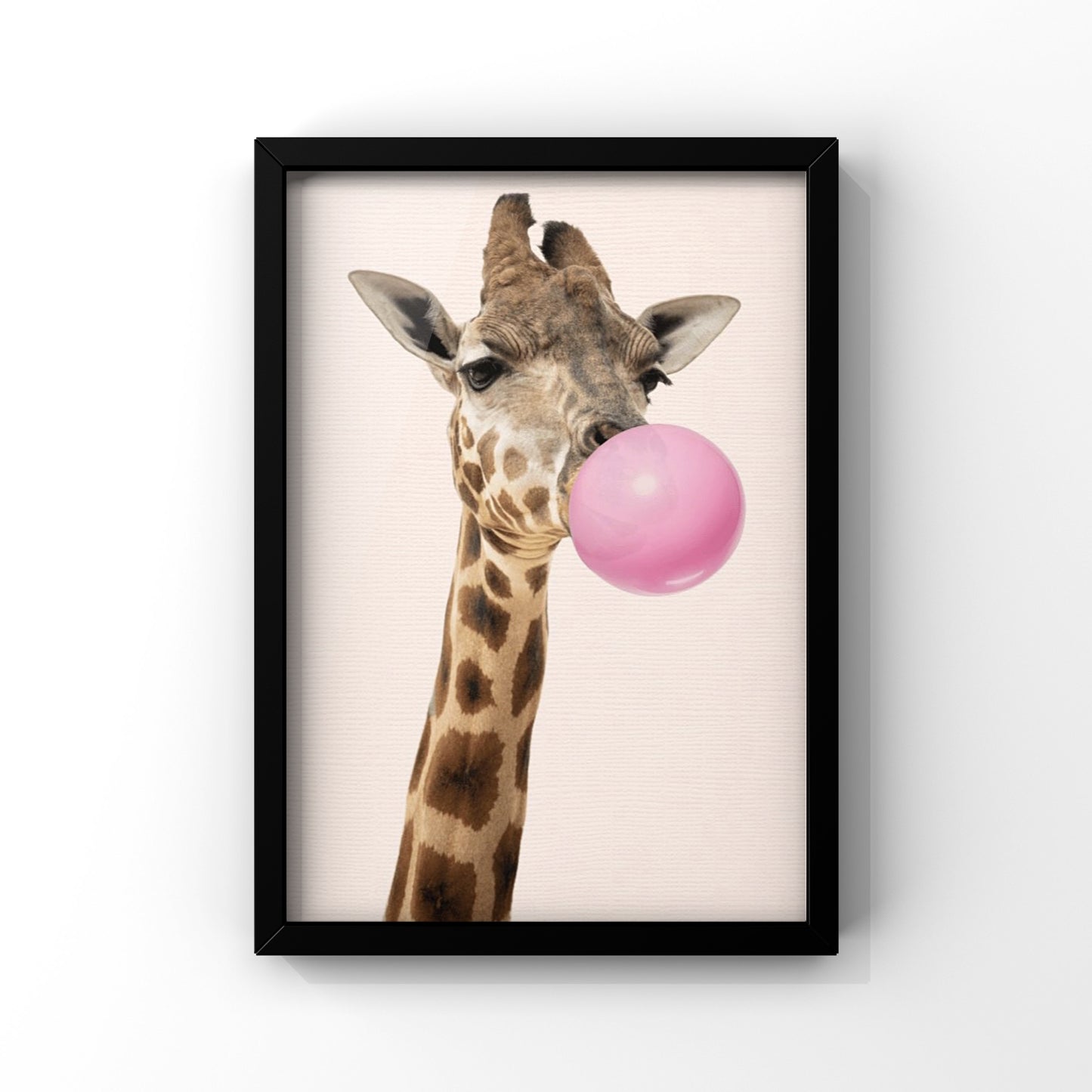 Giraffe bubblegum framed Poster